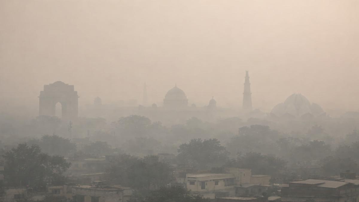 Delhi’s Air Pollution Crisis: Health Warnings and Official Responses as AQI Hits Hazardous Levels